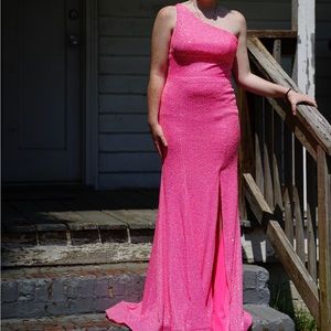 I’m asking for 200 I brought back in may of this year I only wore it once